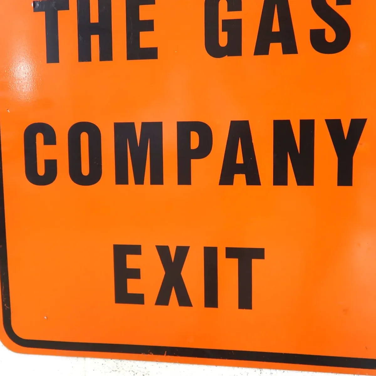 THE GAS COMPANY EXIT ロードサイン