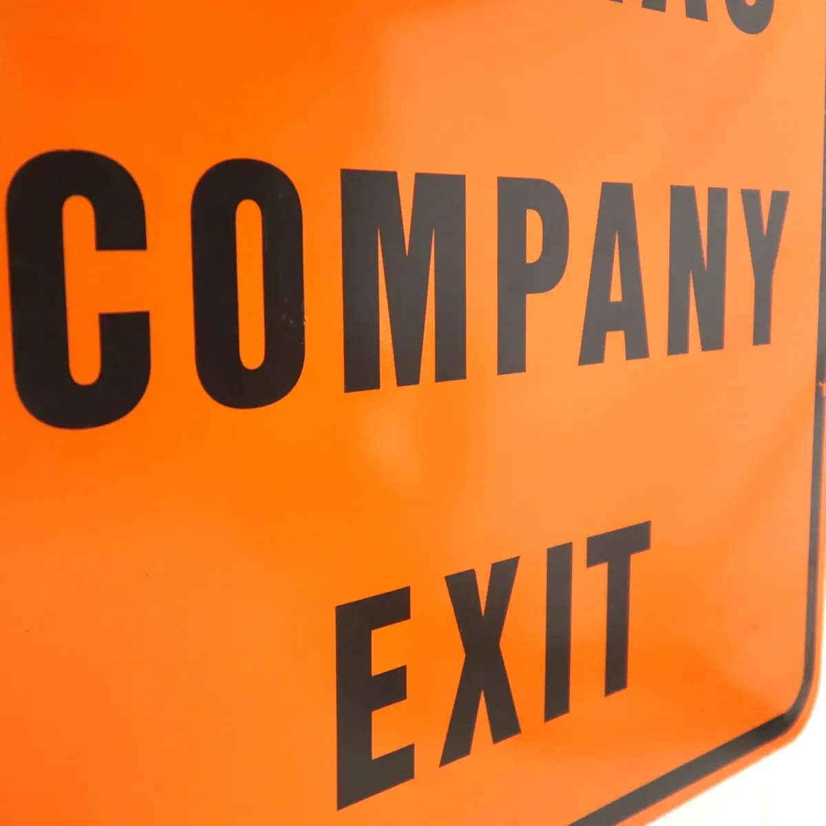 THE GAS COMPANY EXIT ロードサイン