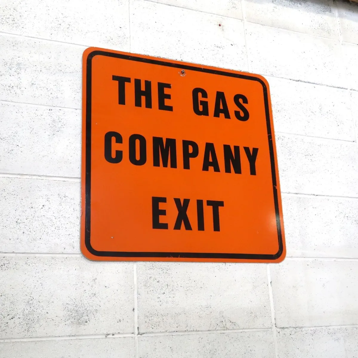 THE GAS COMPANY EXIT ロードサイン