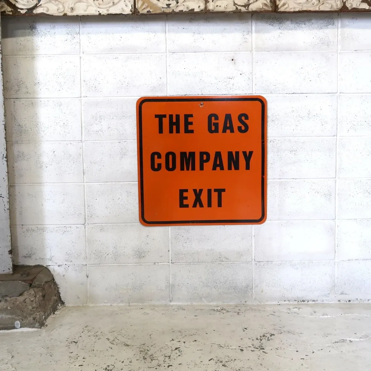 THE GAS COMPANY EXIT ロードサイン