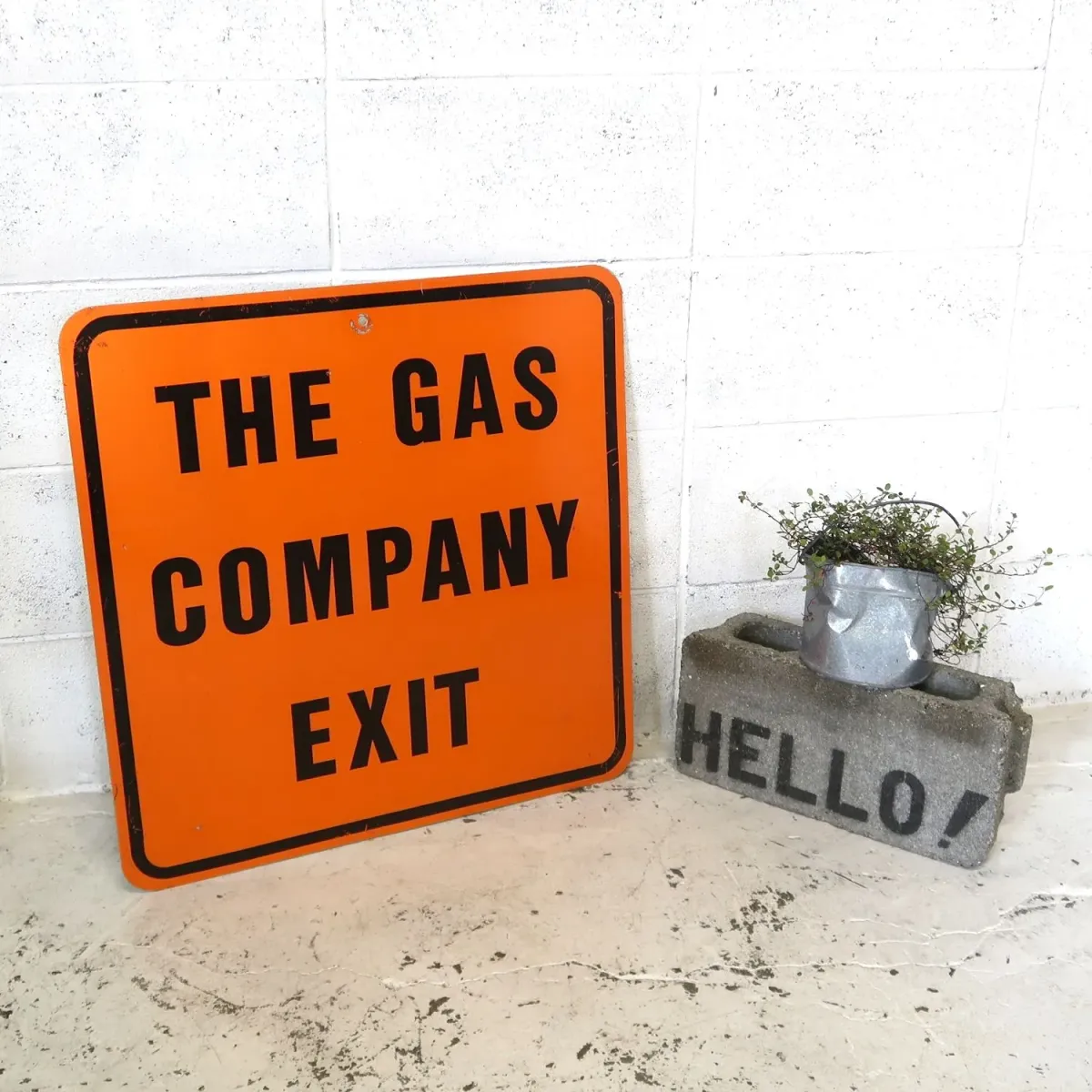 THE GAS COMPANY EXIT ロードサイン