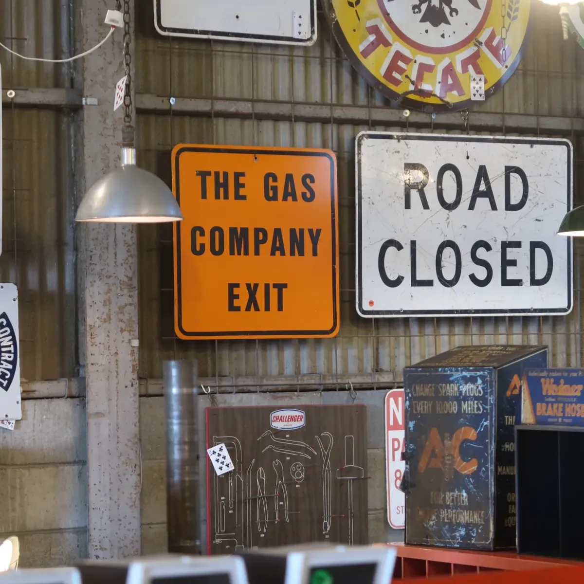 THE GAS COMPANY EXIT ロードサイン