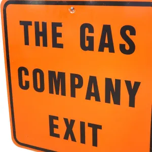 THE GAS COMPANY EXIT ロードサイン
