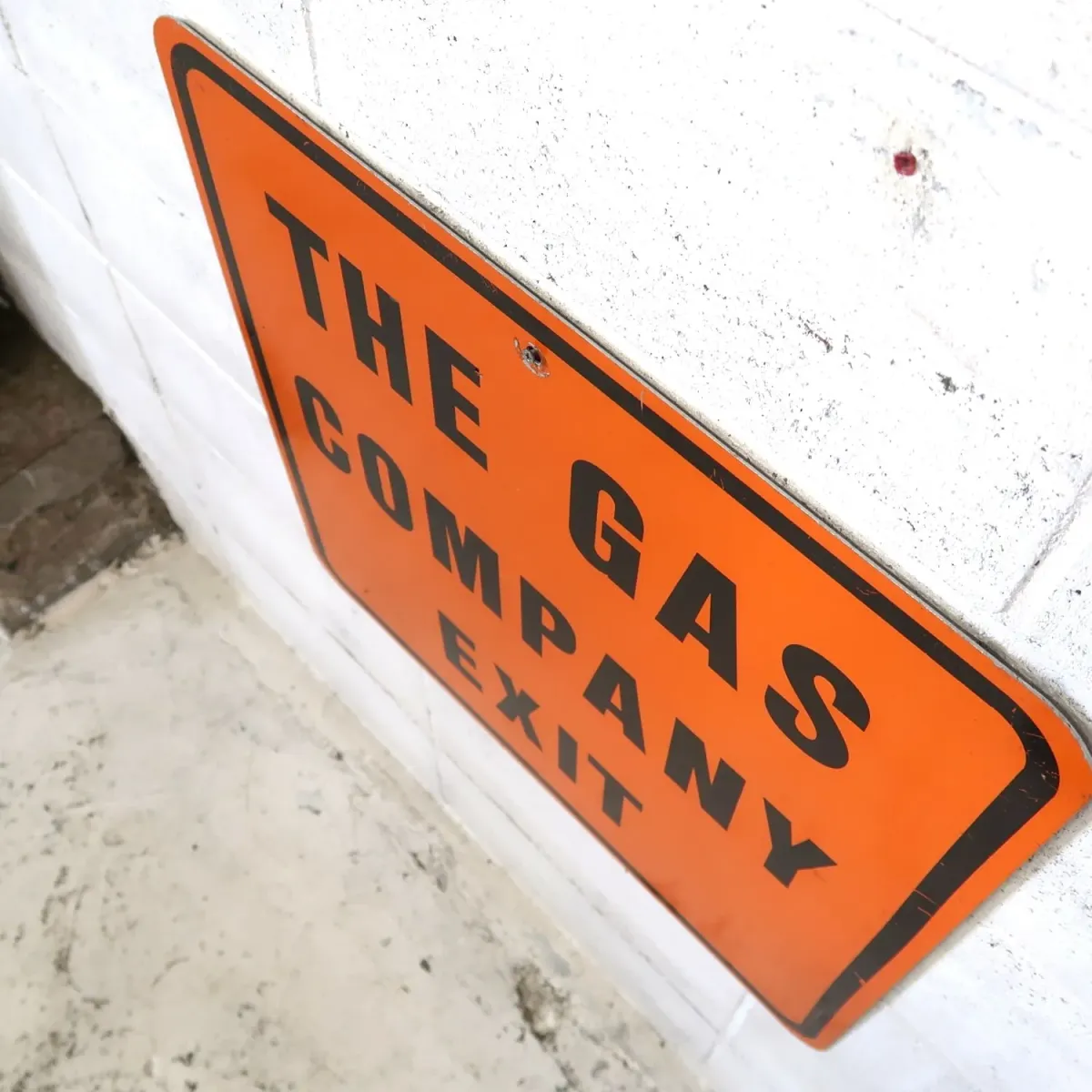THE GAS COMPANY EXIT ロードサイン