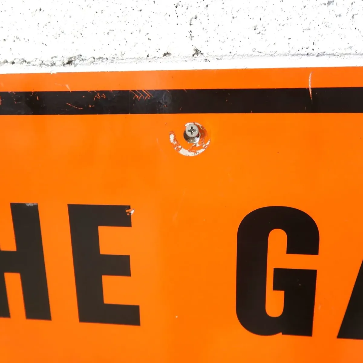 THE GAS COMPANY EXIT ロードサイン