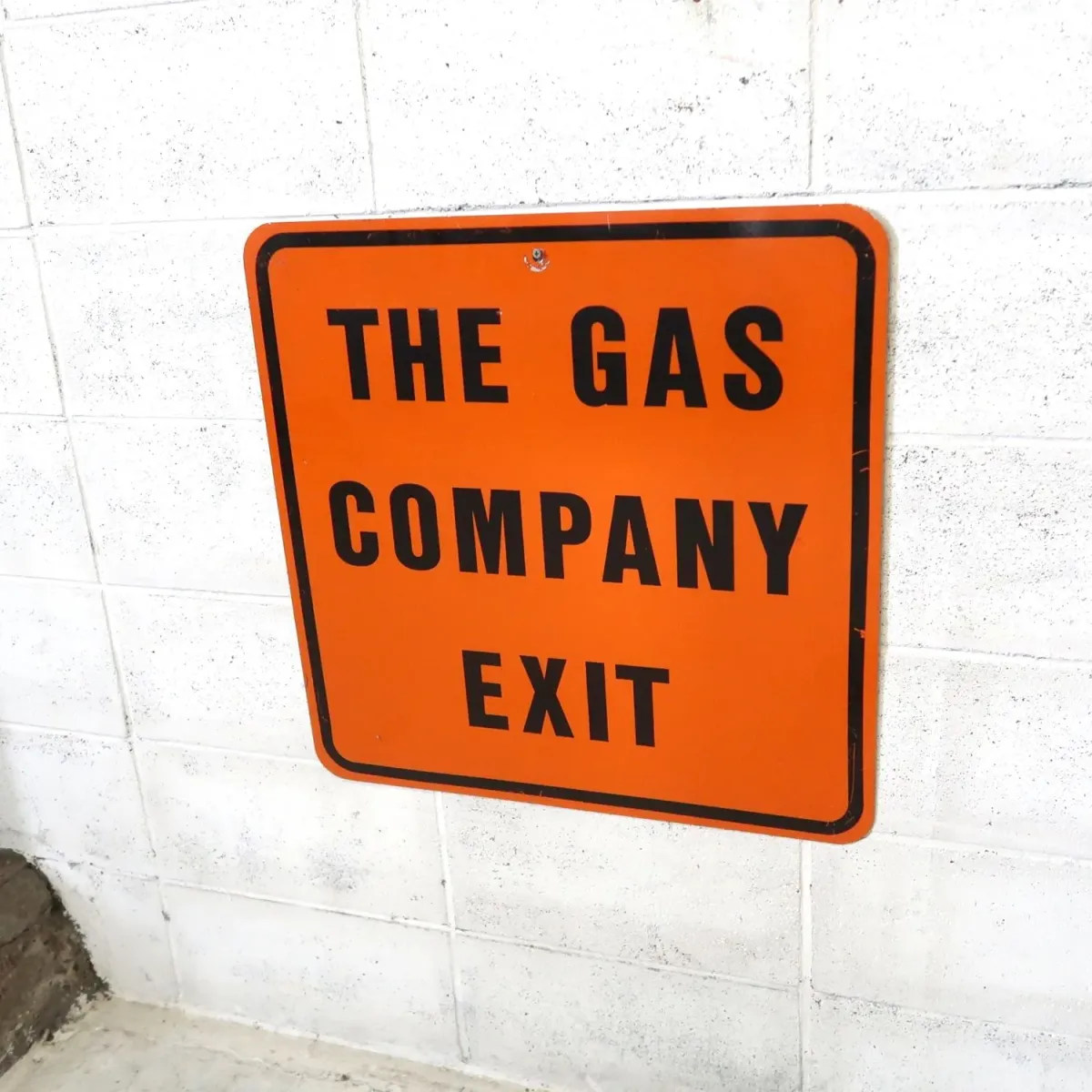 THE GAS COMPANY EXIT ロードサイン
