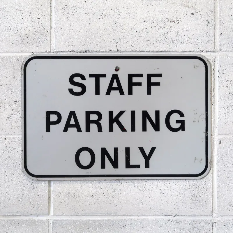 STAFF PARKING ONLY ロードサイン