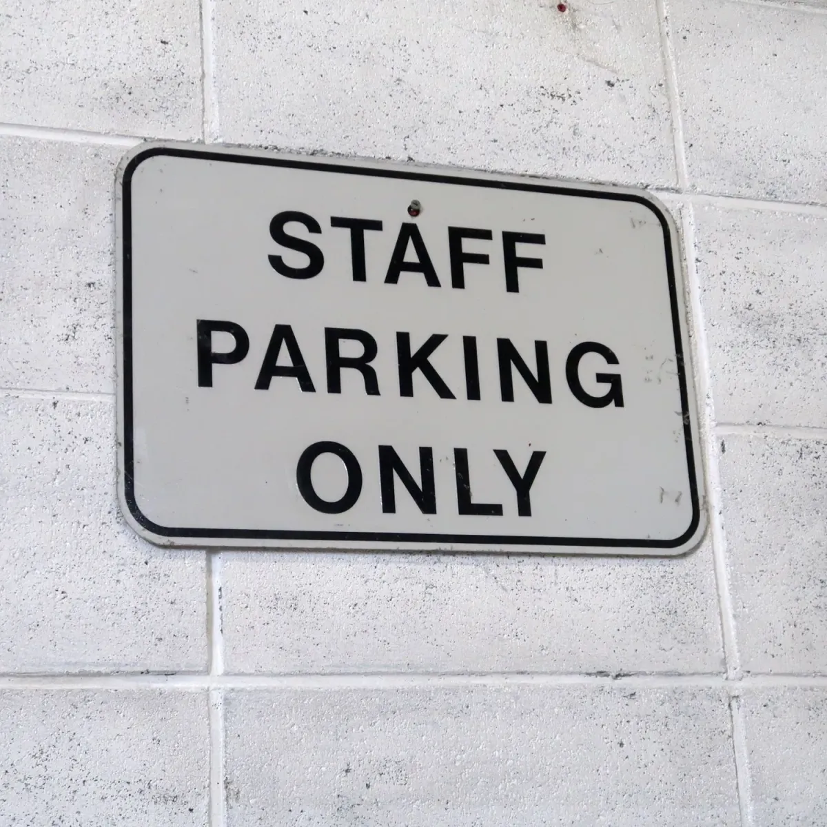 STAFF PARKING ONLY ロードサイン