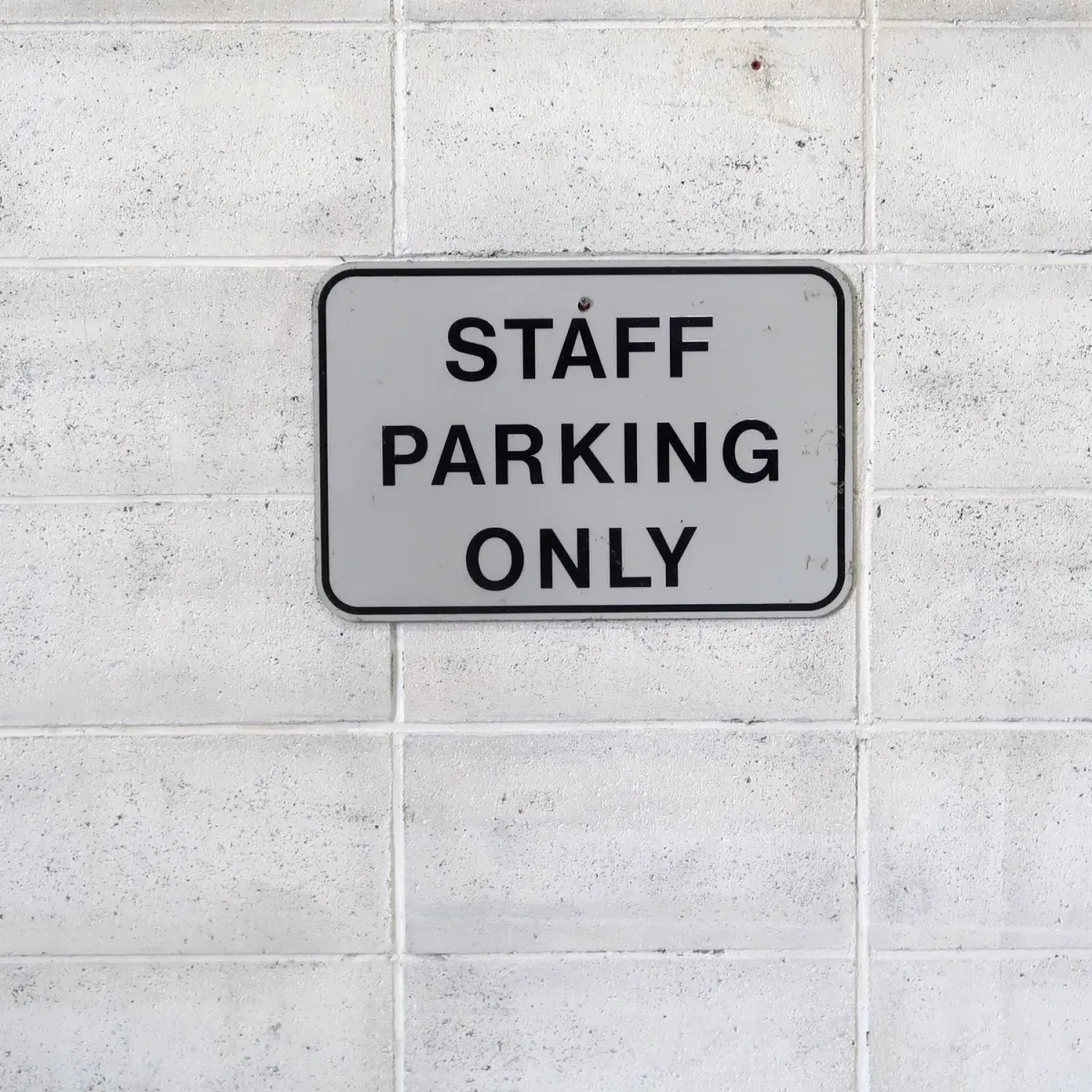 STAFF PARKING ONLY ロードサイン