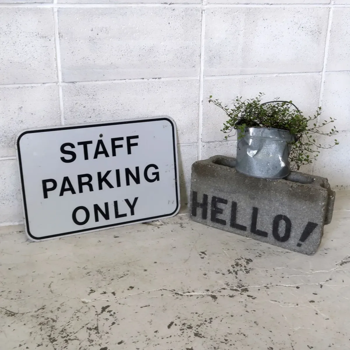STAFF PARKING ONLY ロードサイン