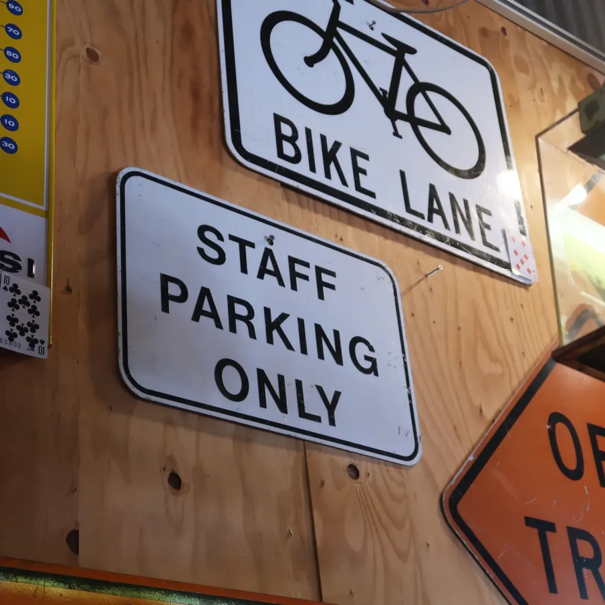 STAFF PARKING ONLY ロードサイン