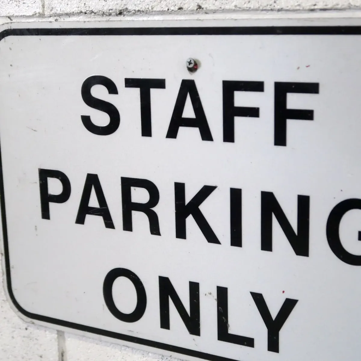 STAFF PARKING ONLY ロードサイン