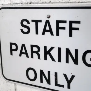 STAFF PARKING ONLY ロードサイン