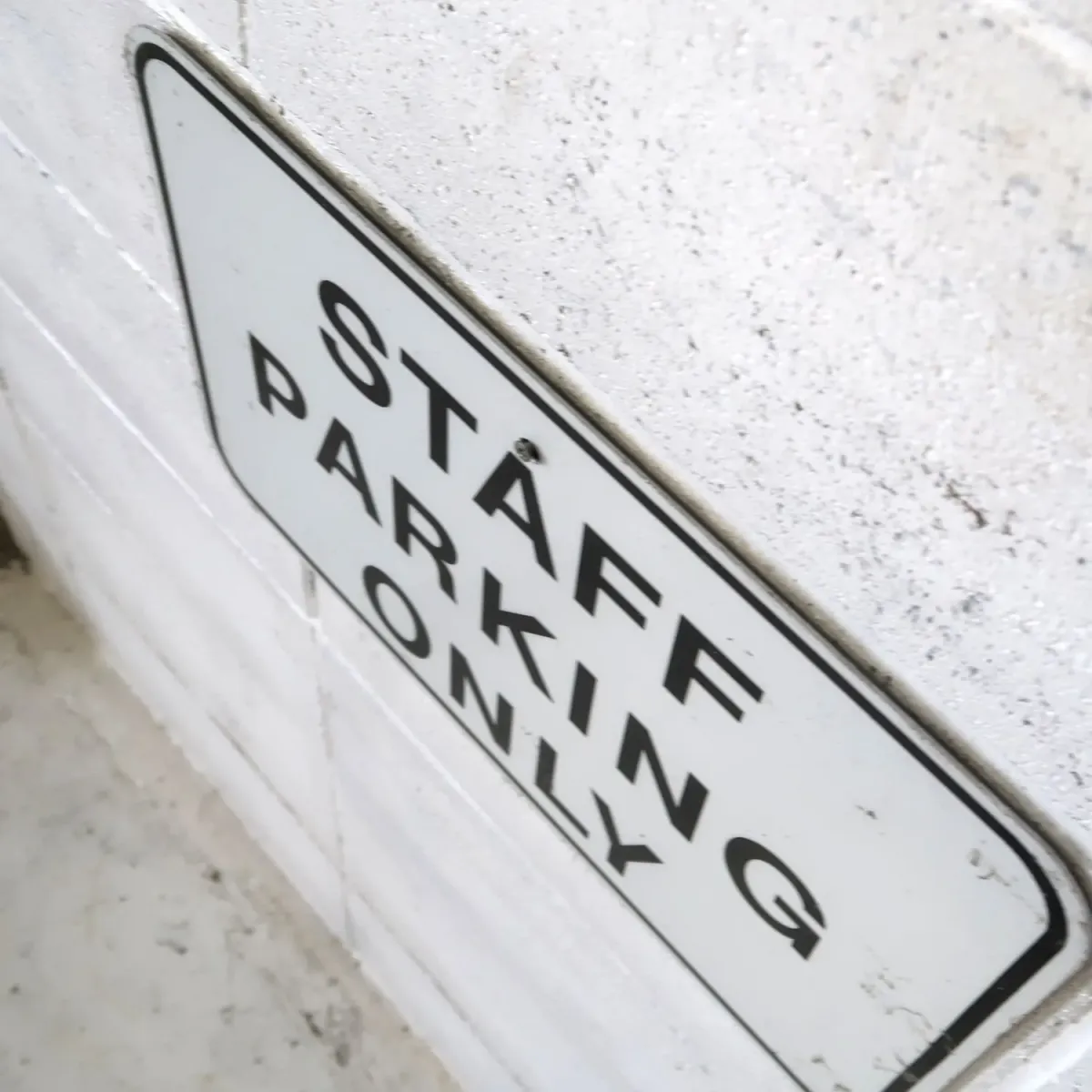STAFF PARKING ONLY ロードサイン