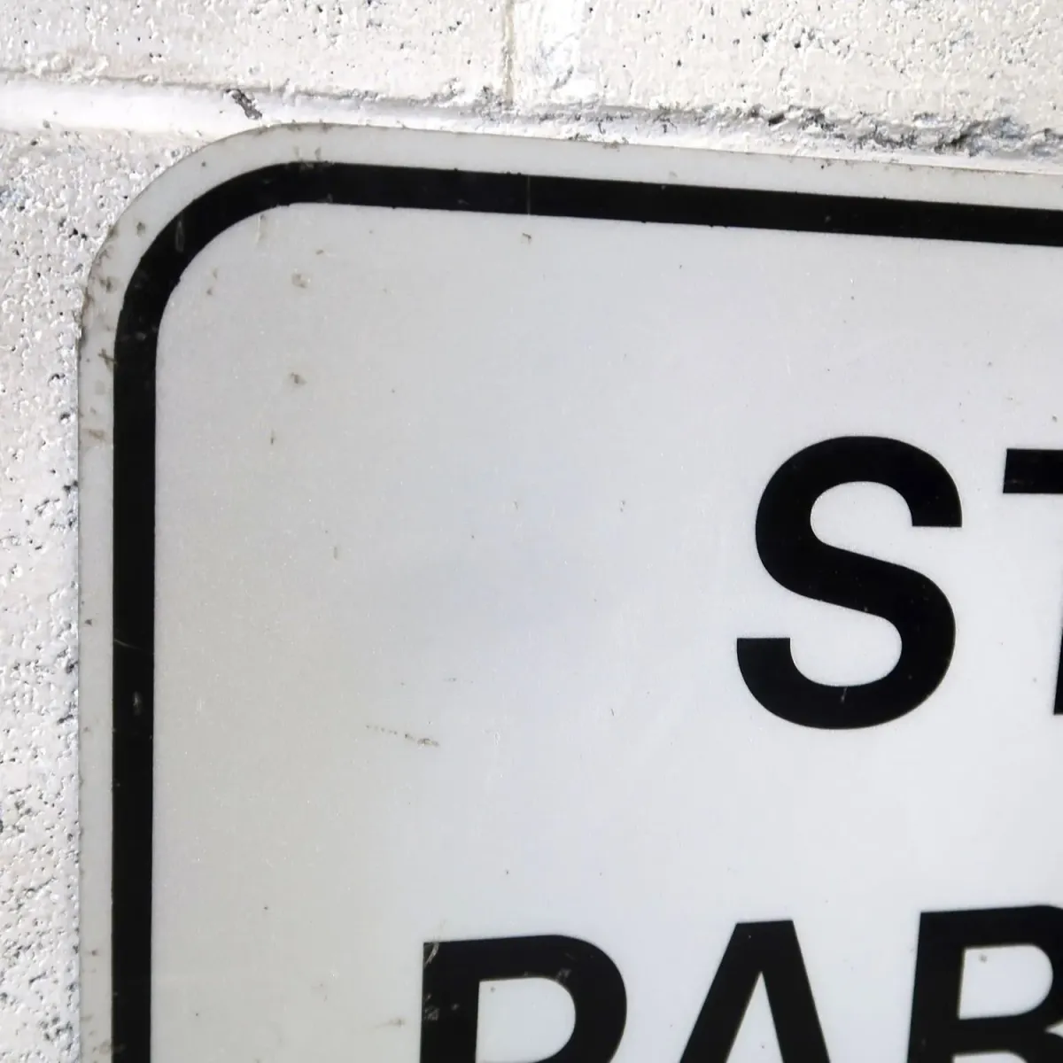 STAFF PARKING ONLY ロードサイン