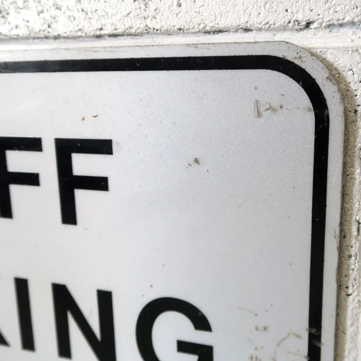 STAFF PARKING ONLY ロードサイン