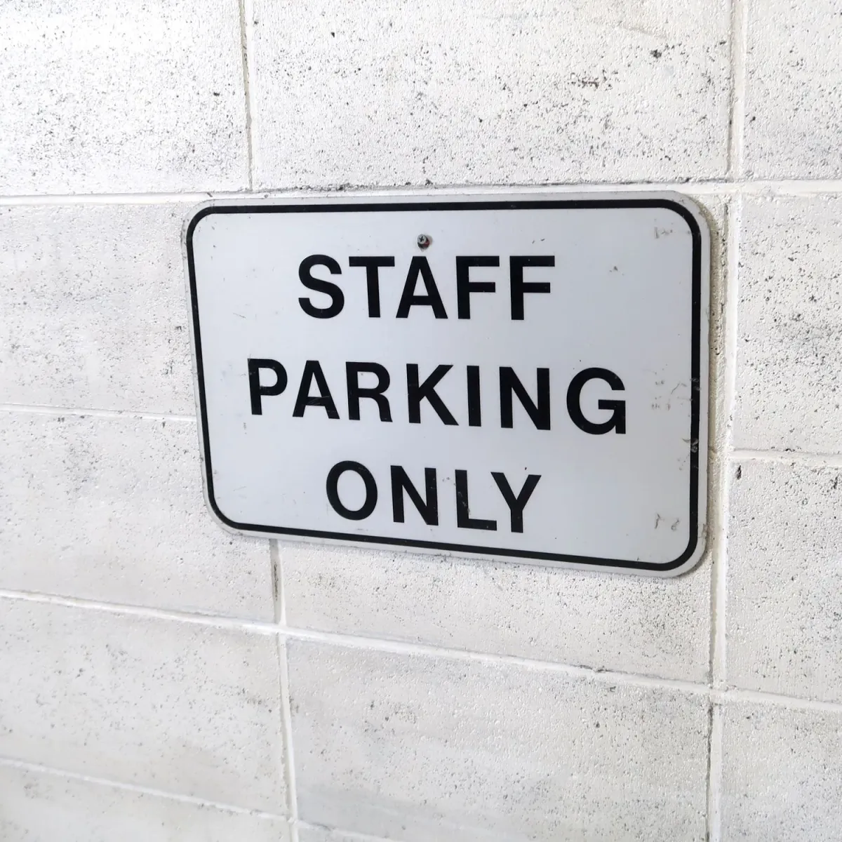 STAFF PARKING ONLY ロードサイン