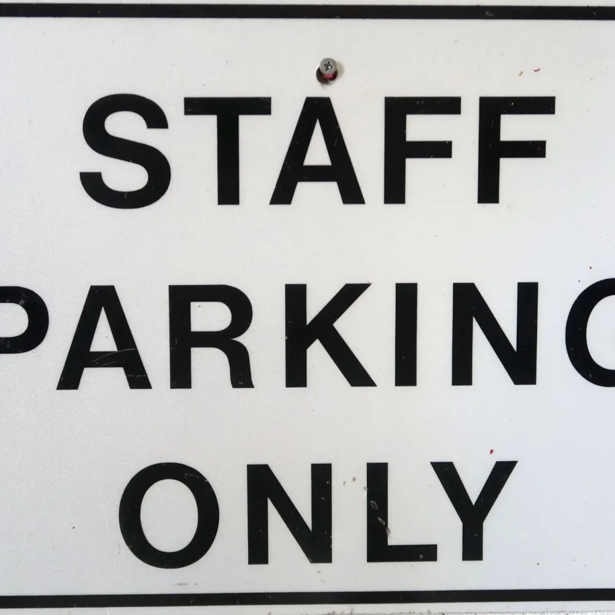 STAFF PARKING ONLY ロードサイン