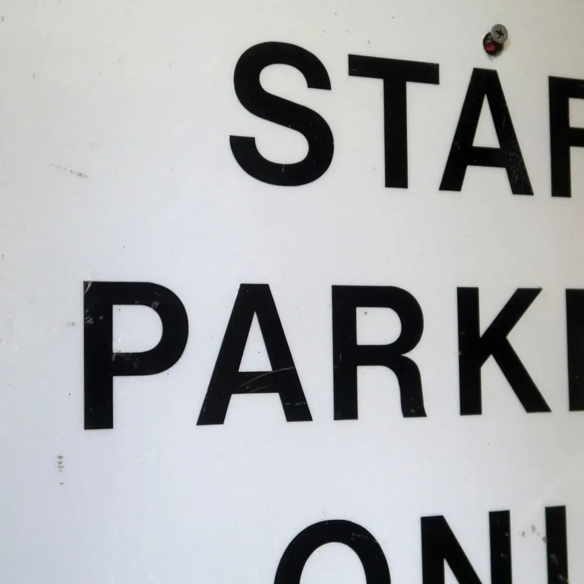 STAFF PARKING ONLY ロードサイン