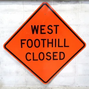 WEST FOOTHILL CLOSED 大型ロードサイン