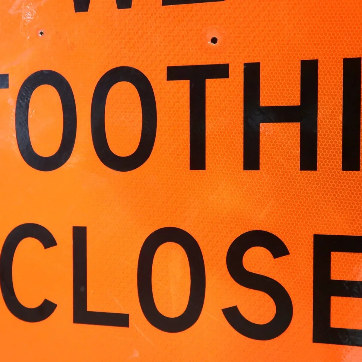 WEST FOOTHILL CLOSED 大型ロードサイン