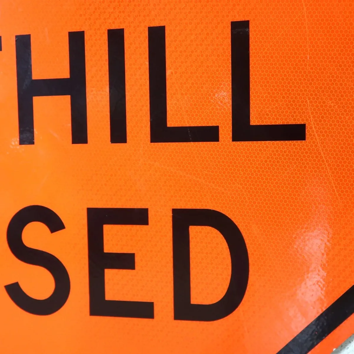 WEST FOOTHILL CLOSED 大型ロードサイン