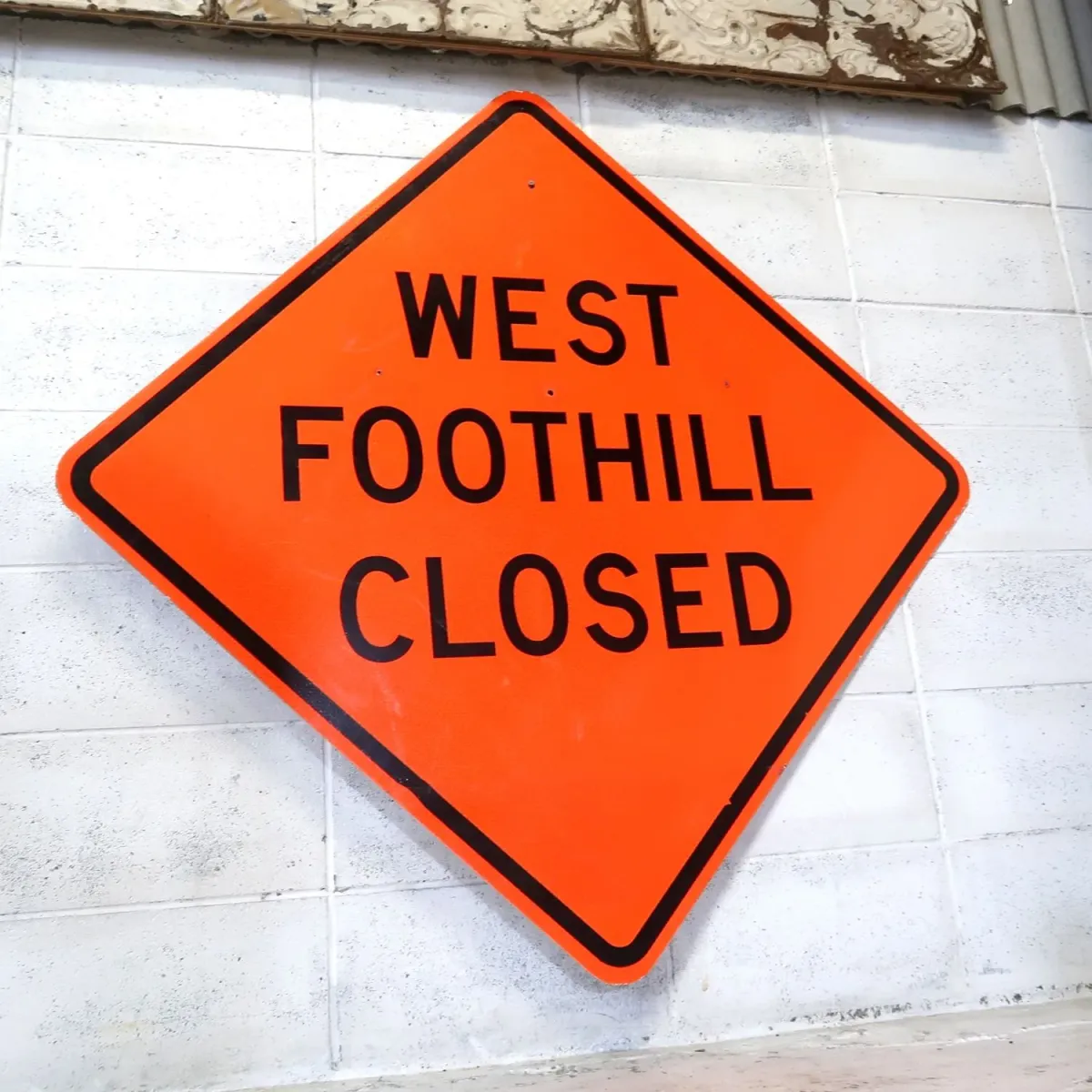 WEST FOOTHILL CLOSED 大型ロードサイン