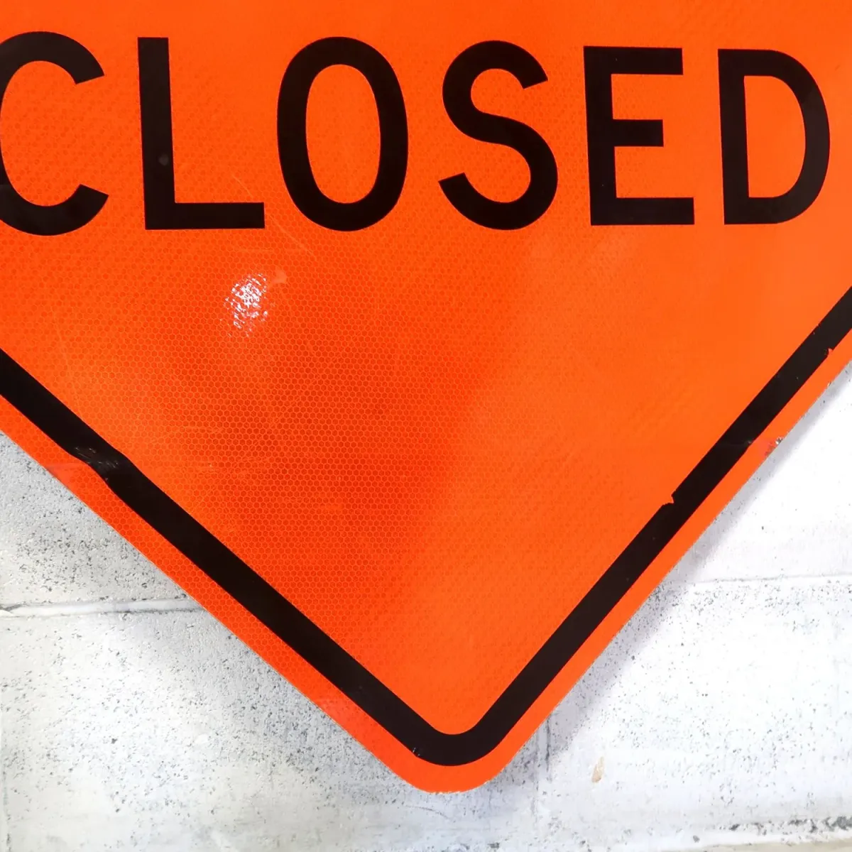WEST FOOTHILL CLOSED 大型ロードサイン
