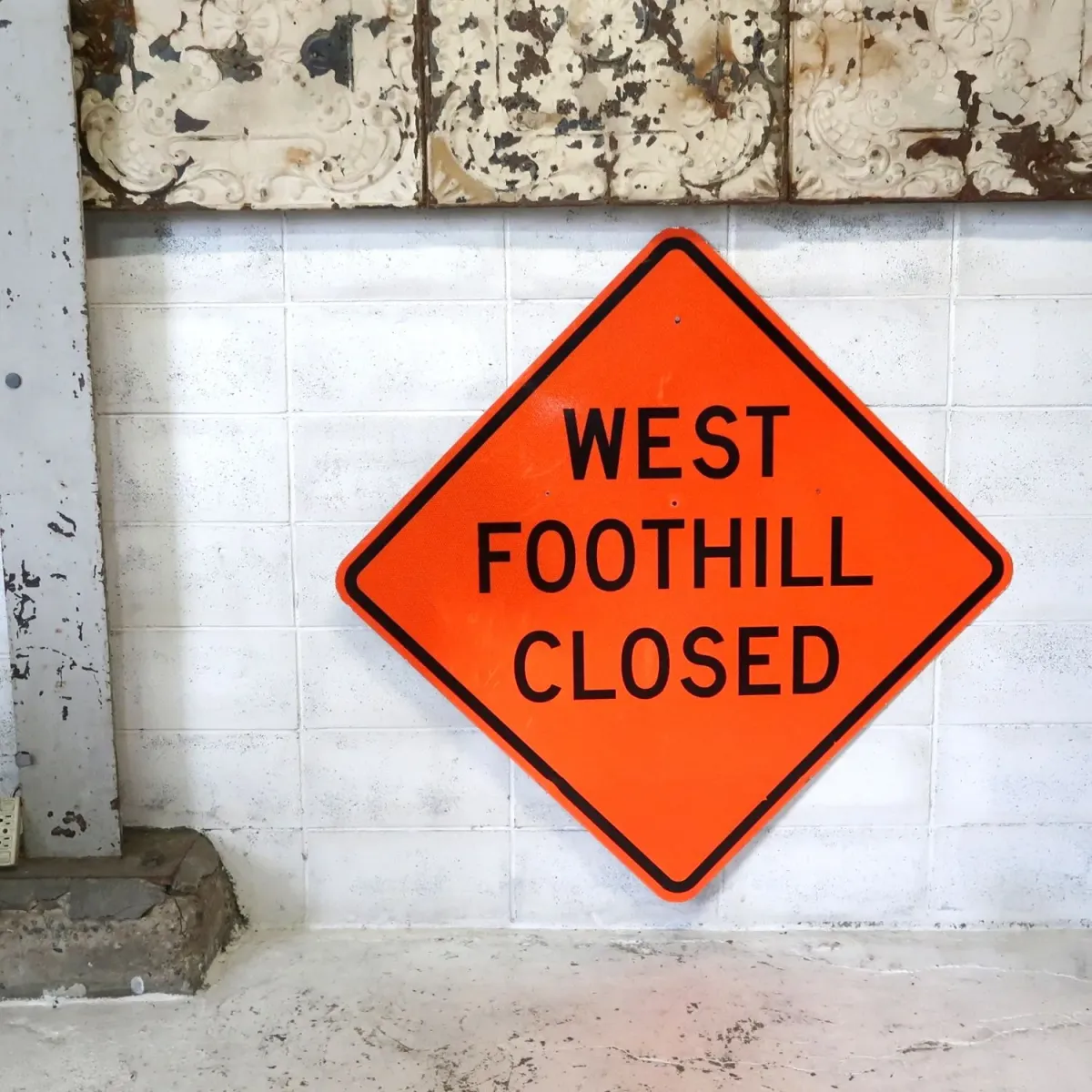 WEST FOOTHILL CLOSED 大型ロードサイン
