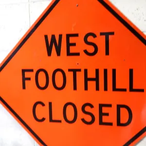 WEST FOOTHILL CLOSED 大型ロードサイン