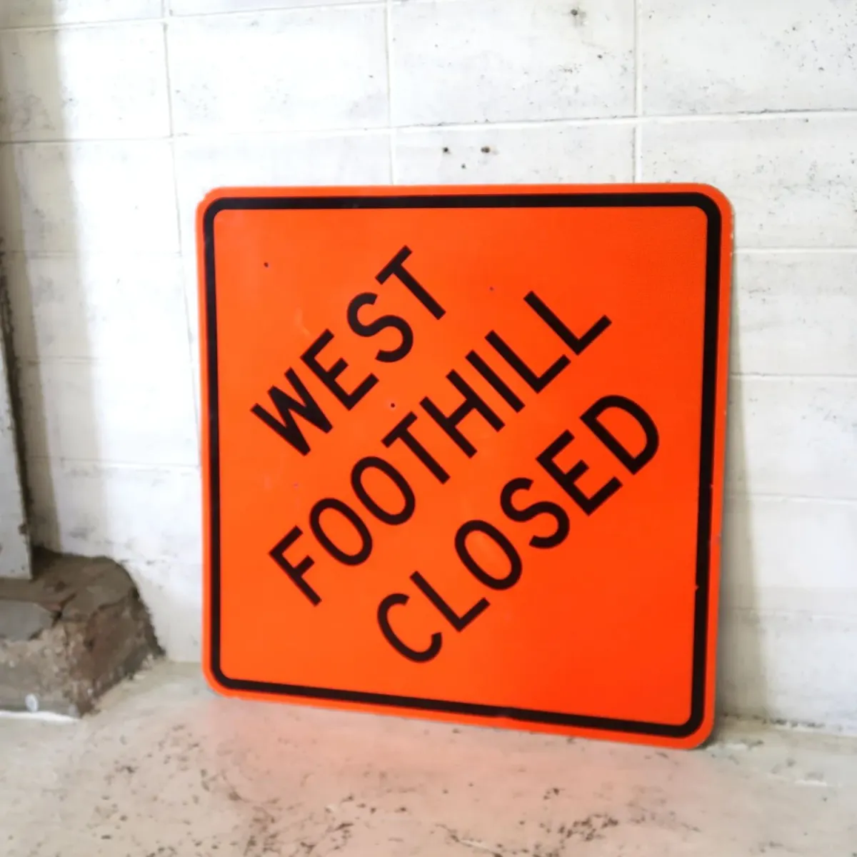 WEST FOOTHILL CLOSED 大型ロードサイン
