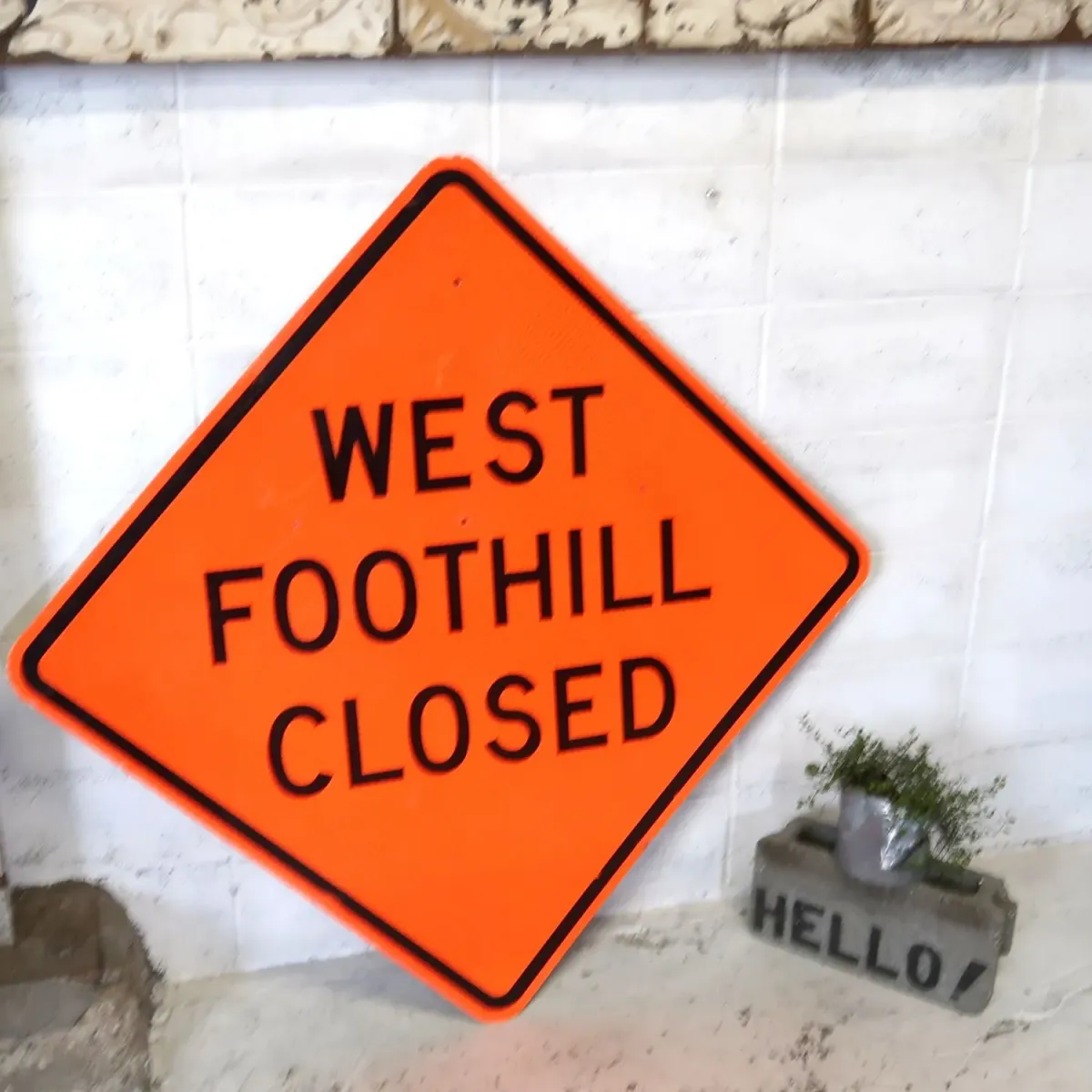 WEST FOOTHILL CLOSED 大型ロードサイン