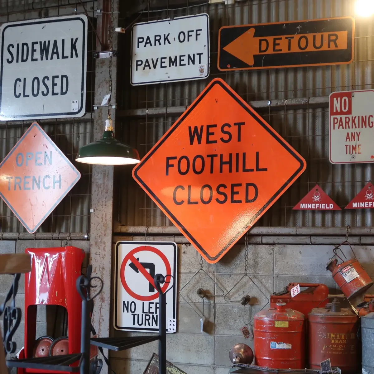 WEST FOOTHILL CLOSED 大型ロードサイン