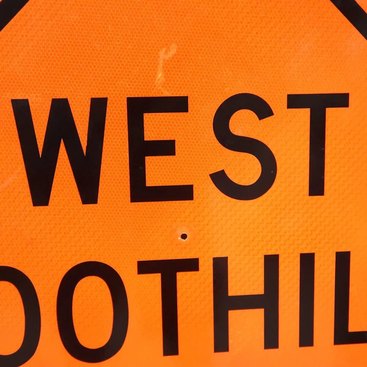 WEST FOOTHILL CLOSED 大型ロードサイン