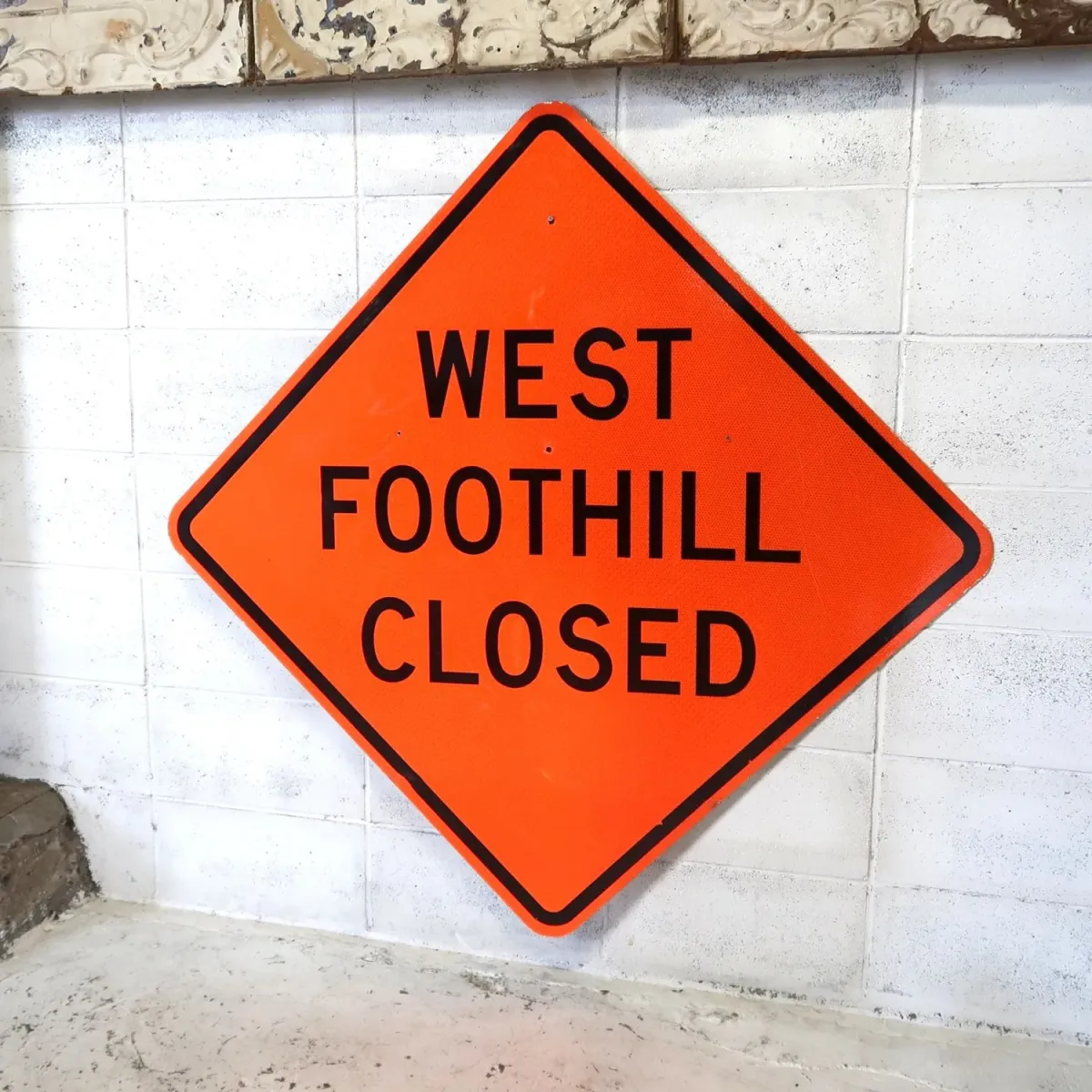 WEST FOOTHILL CLOSED 大型ロードサイン