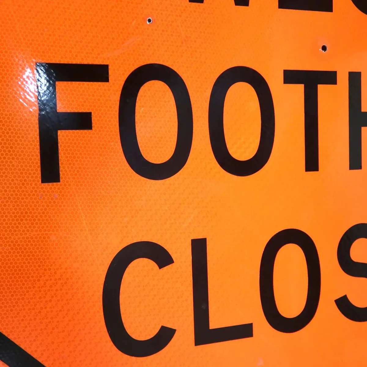 WEST FOOTHILL CLOSED 大型ロードサイン