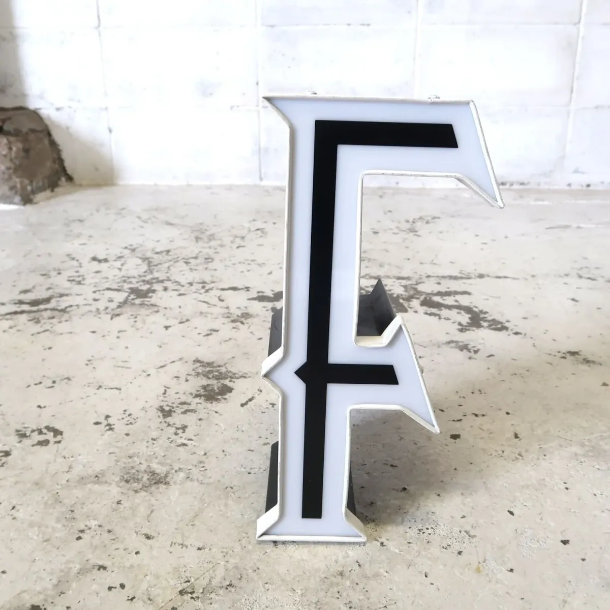 ビンテージ レターサイン F