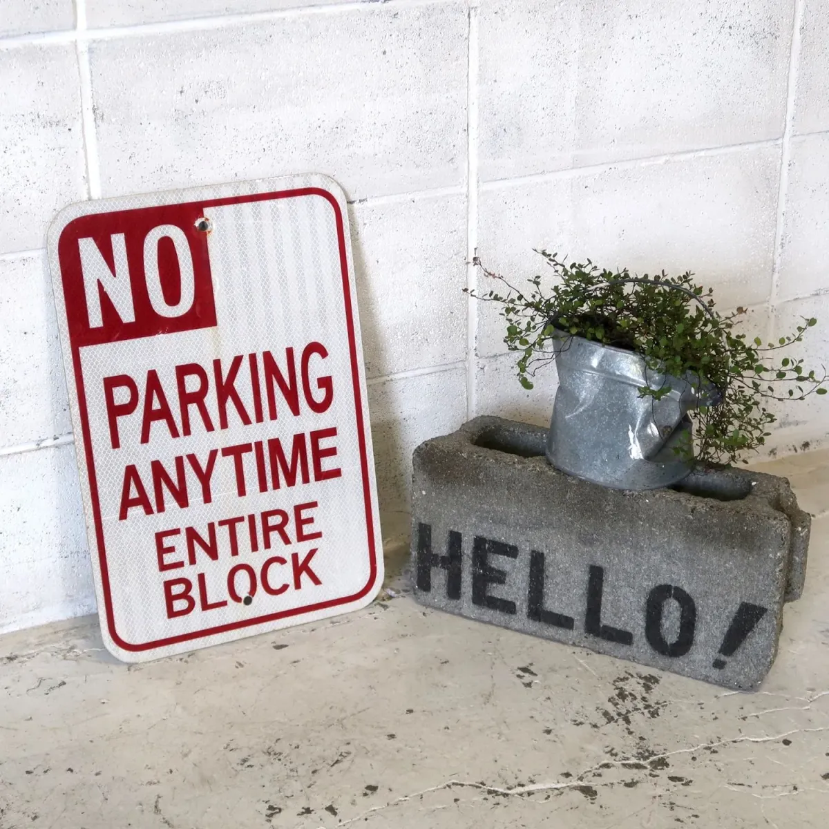 NO PARKING ロードサイン