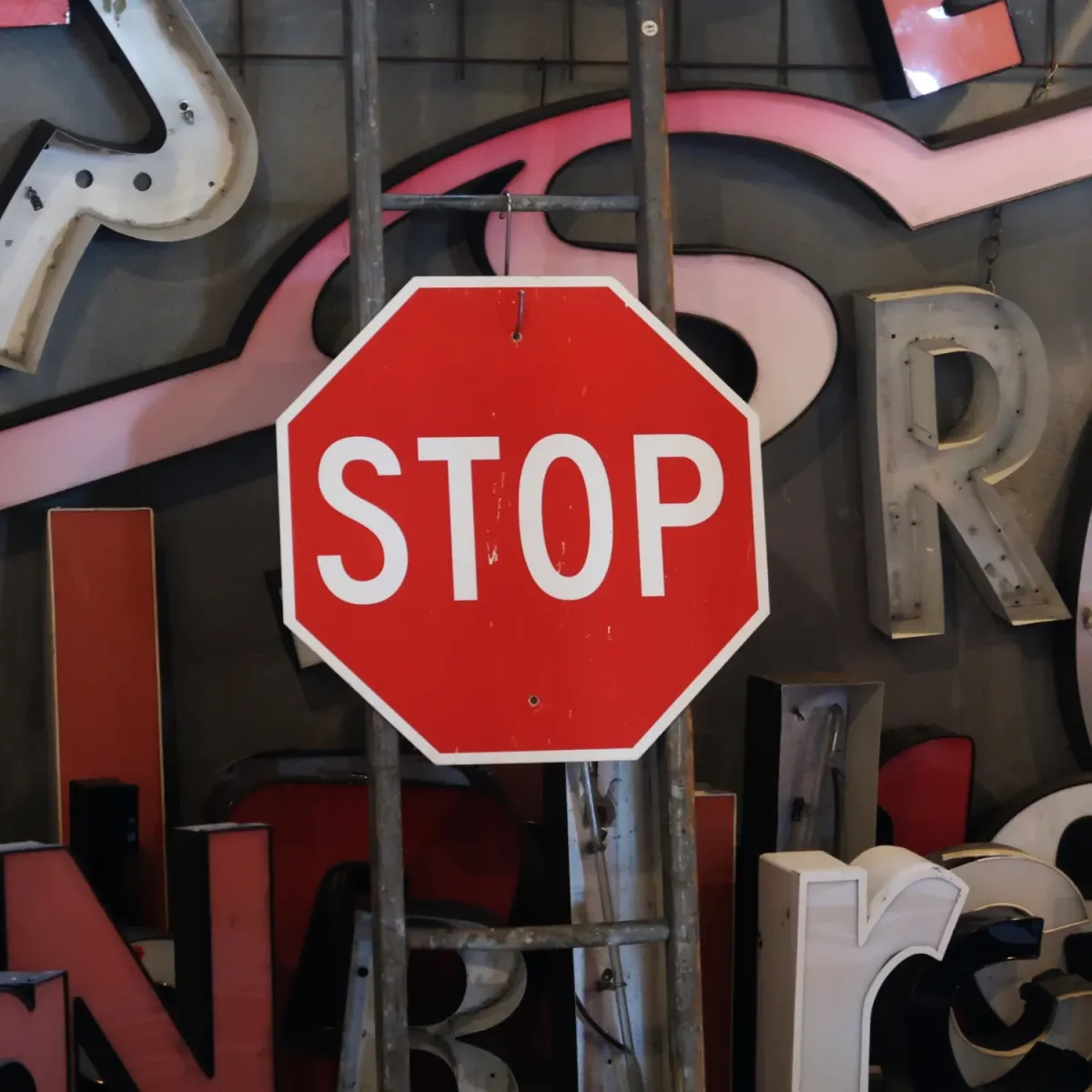 STOP ロードサイン