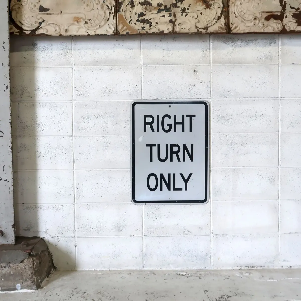 RIGHT TURN ONLY ロードサイン