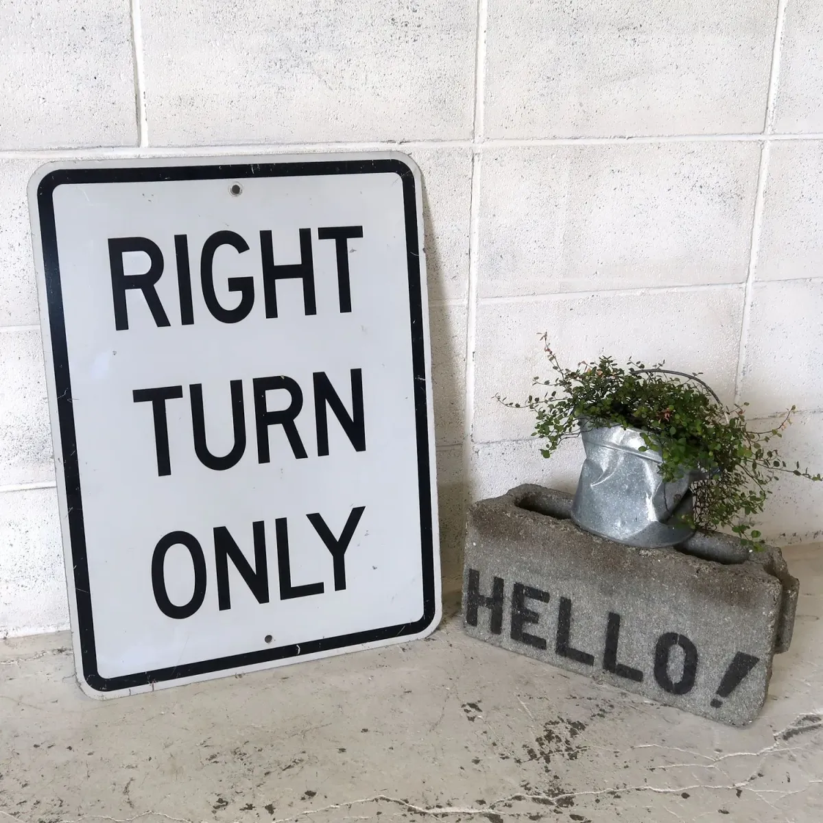 RIGHT TURN ONLY ロードサイン