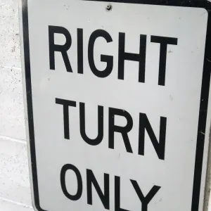 RIGHT TURN ONLY ロードサイン
