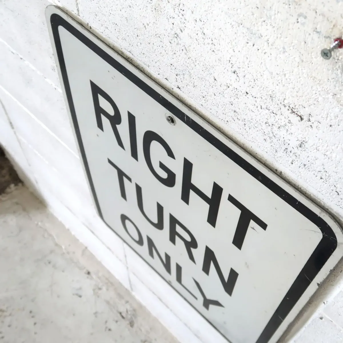 RIGHT TURN ONLY ロードサイン