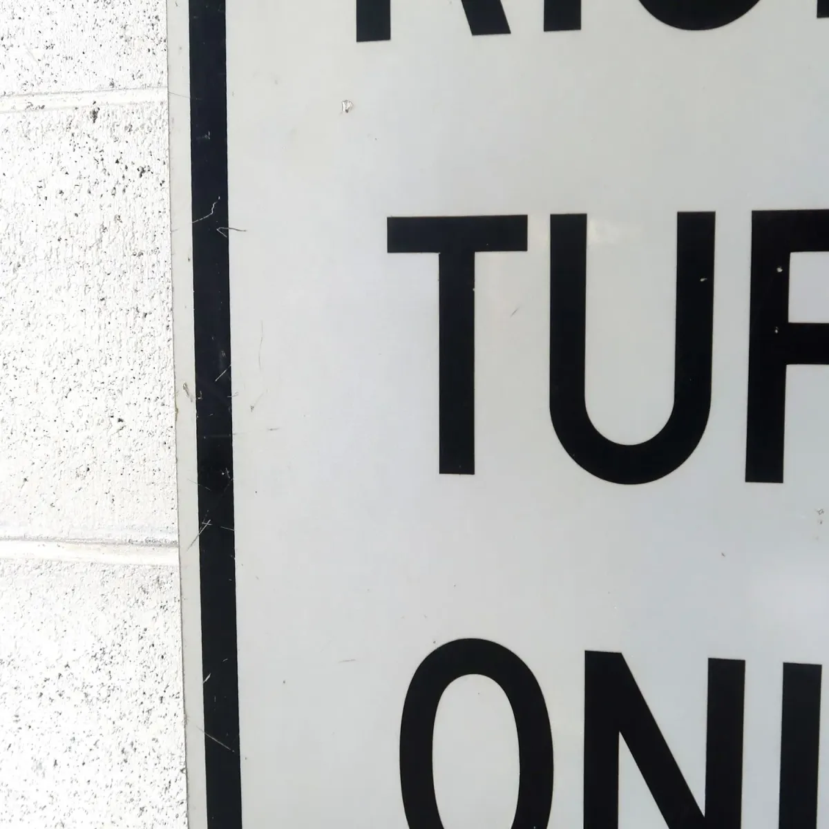 RIGHT TURN ONLY ロードサイン