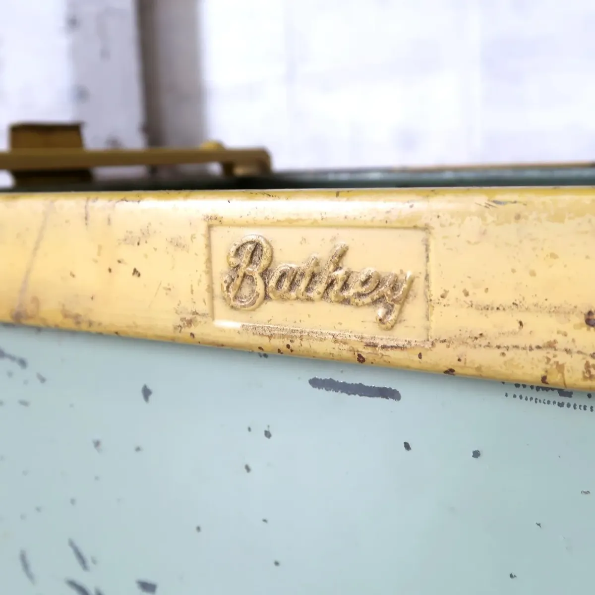 Bathey ビンテージ メタルキャビネット