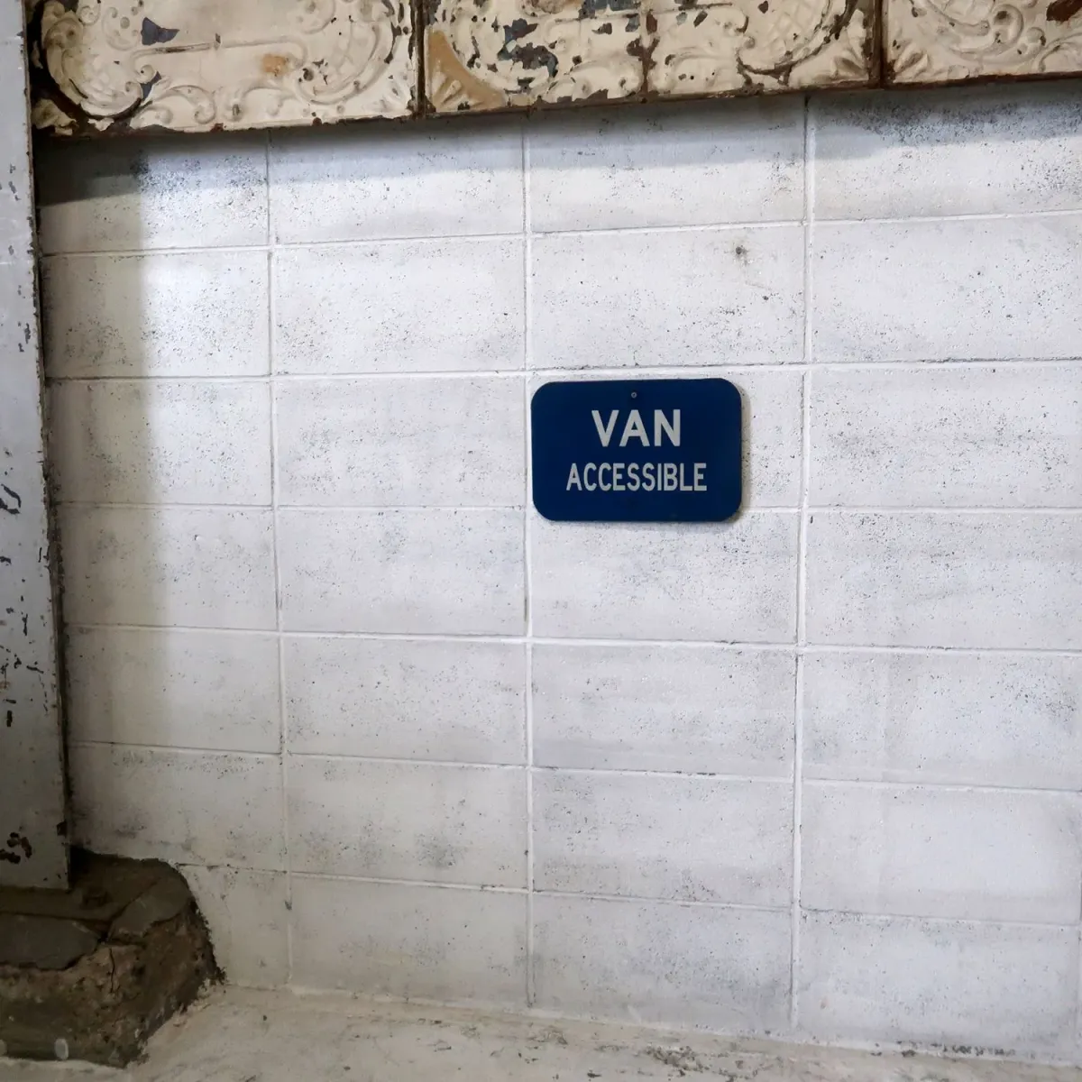 VAN ACCESSIBLE ロードサイン ホーロー