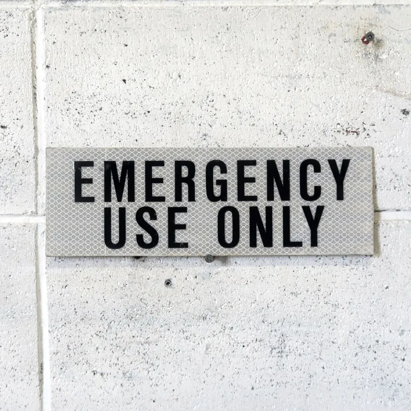 EMERGENCY USE ONLY メタルサイン