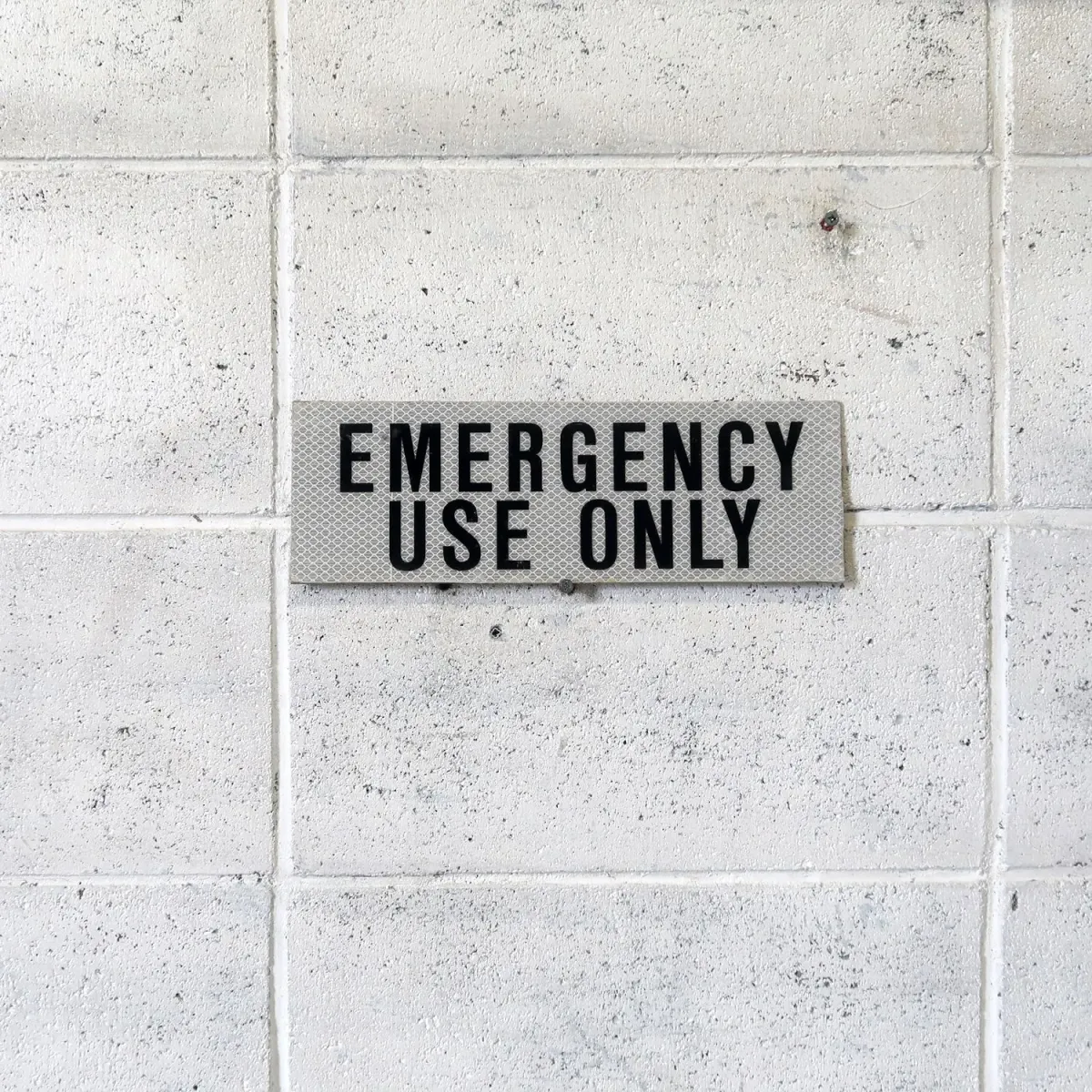 EMERGENCY USE ONLY メタルサイン