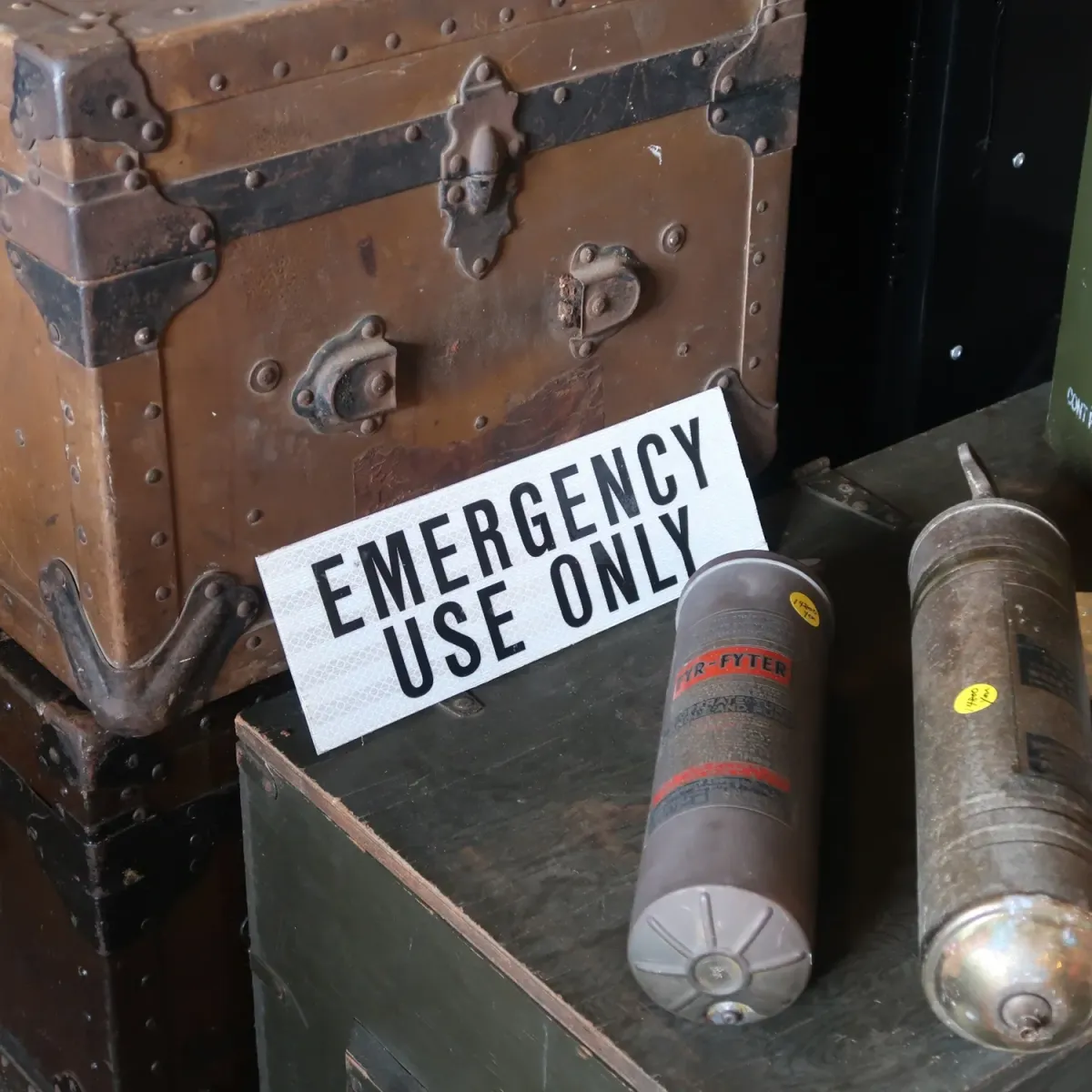 EMERGENCY USE ONLY メタルサイン