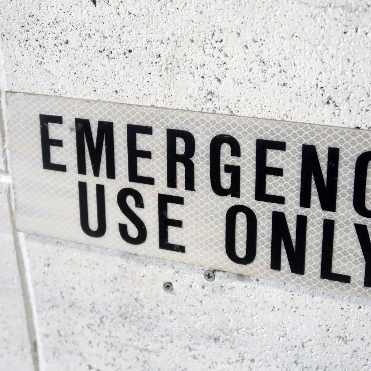 EMERGENCY USE ONLY メタルサイン